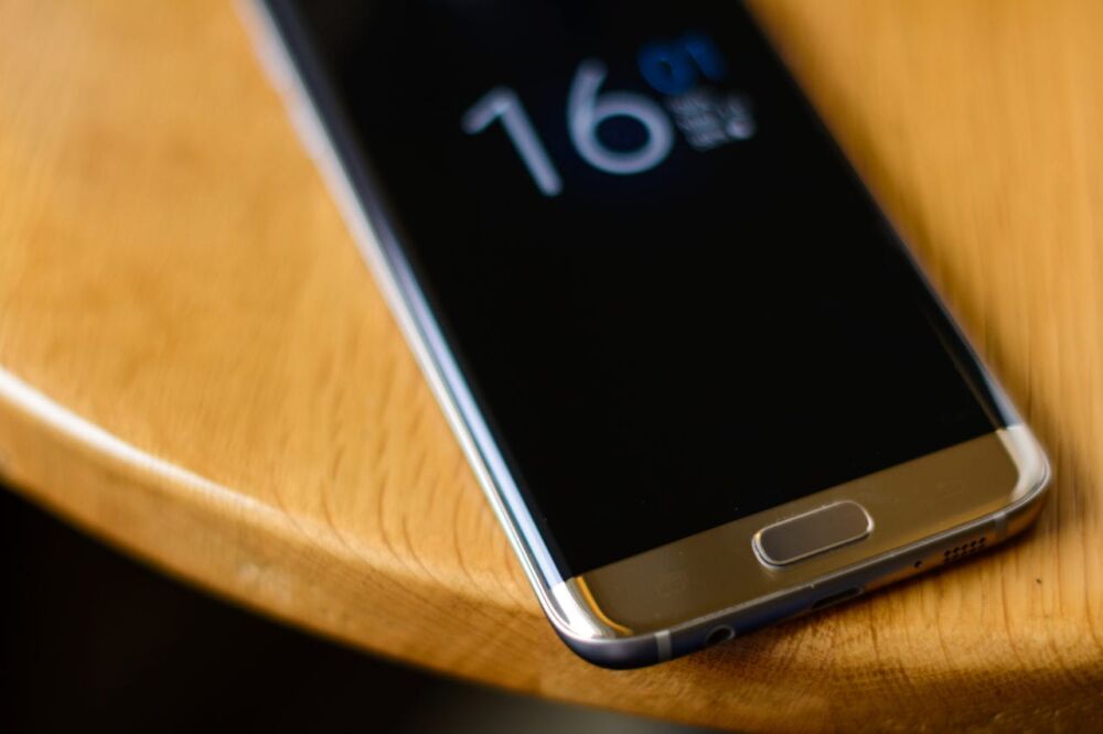 Samsung está patentando un teléfono con pantalla totalmente curva