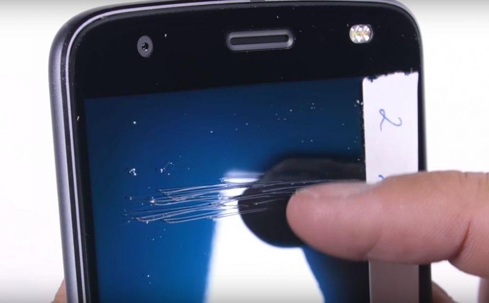 La pantalla del nuevo Moto Z2 se puede rayar con una uña
